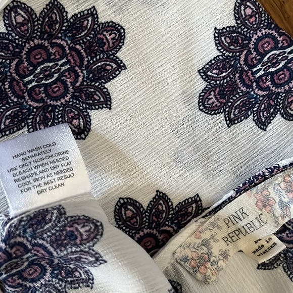 Pink Republic blouse Ivory Paisley top - size Medium - Picture 10 of 12